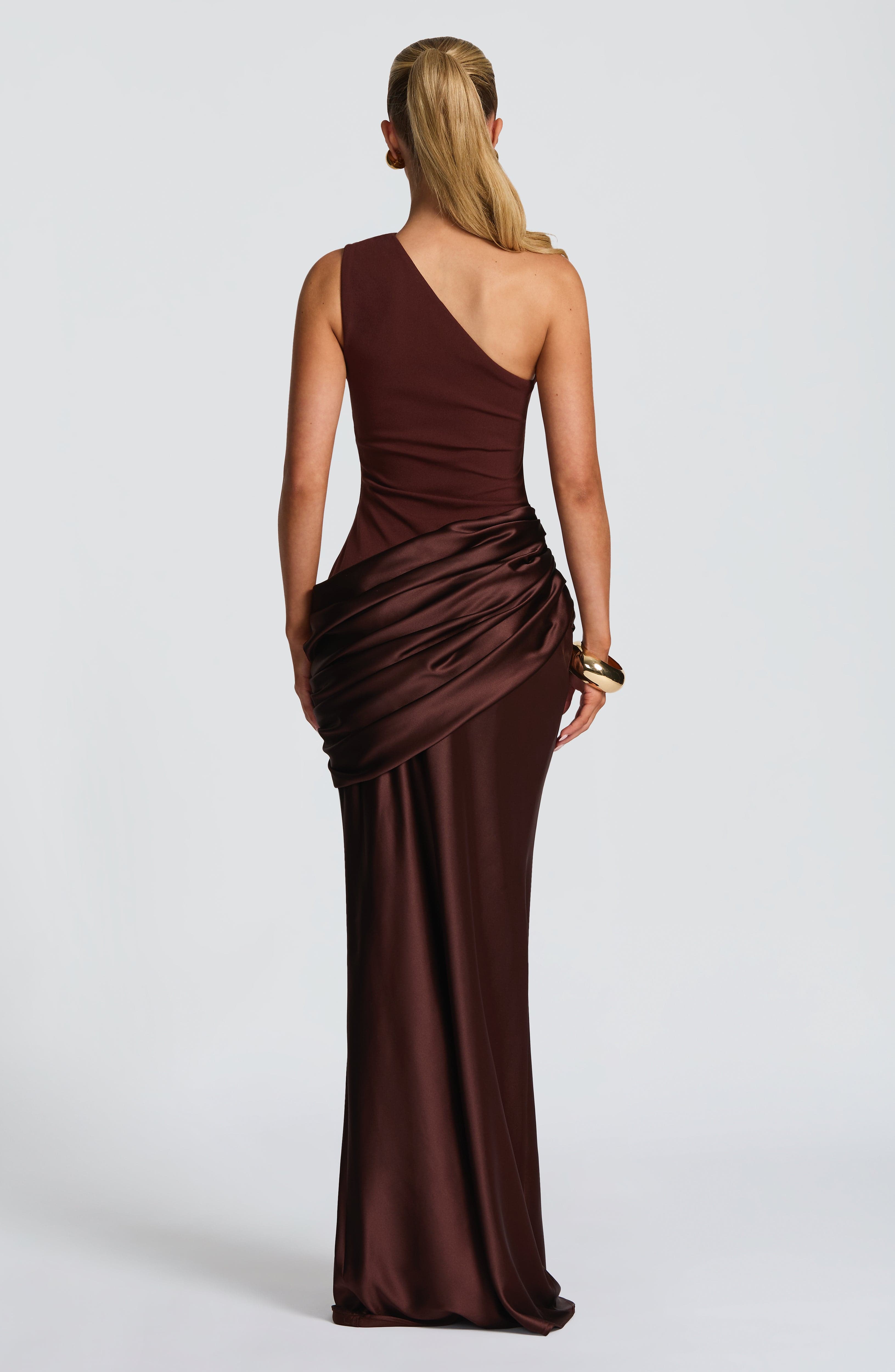 Abito maxi Abbey monospalla marrone Bella di Roma – gonna satin