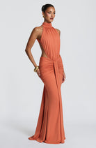 Abito maxi Josephine collo alto arancione Bella di Roma – silhouette elegante