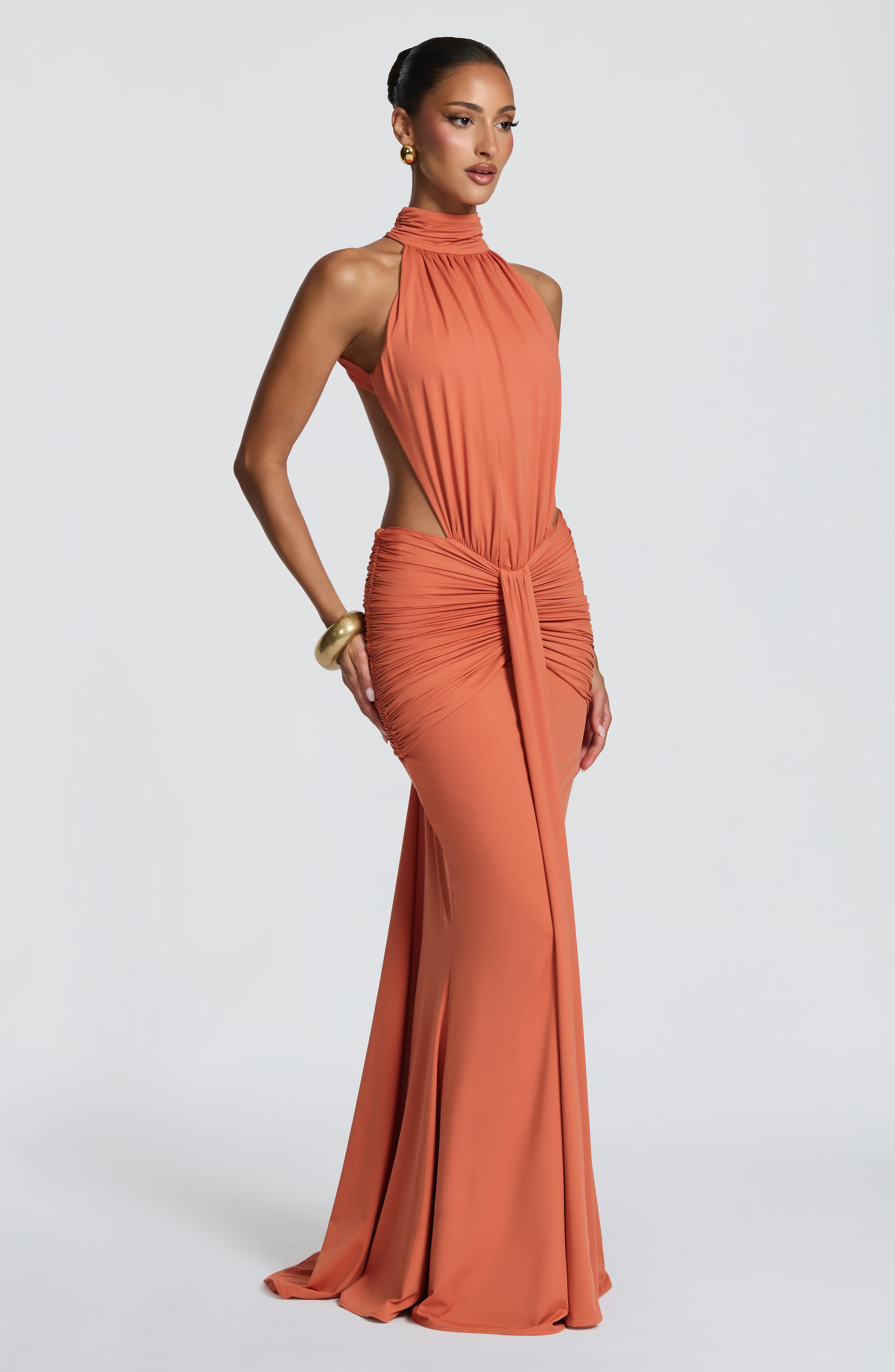 Abito maxi Josephine collo alto arancione Bella di Roma – silhouette elegante