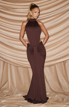 Abito maxi Josephine collo alto marrone Bella di Roma – arricciature