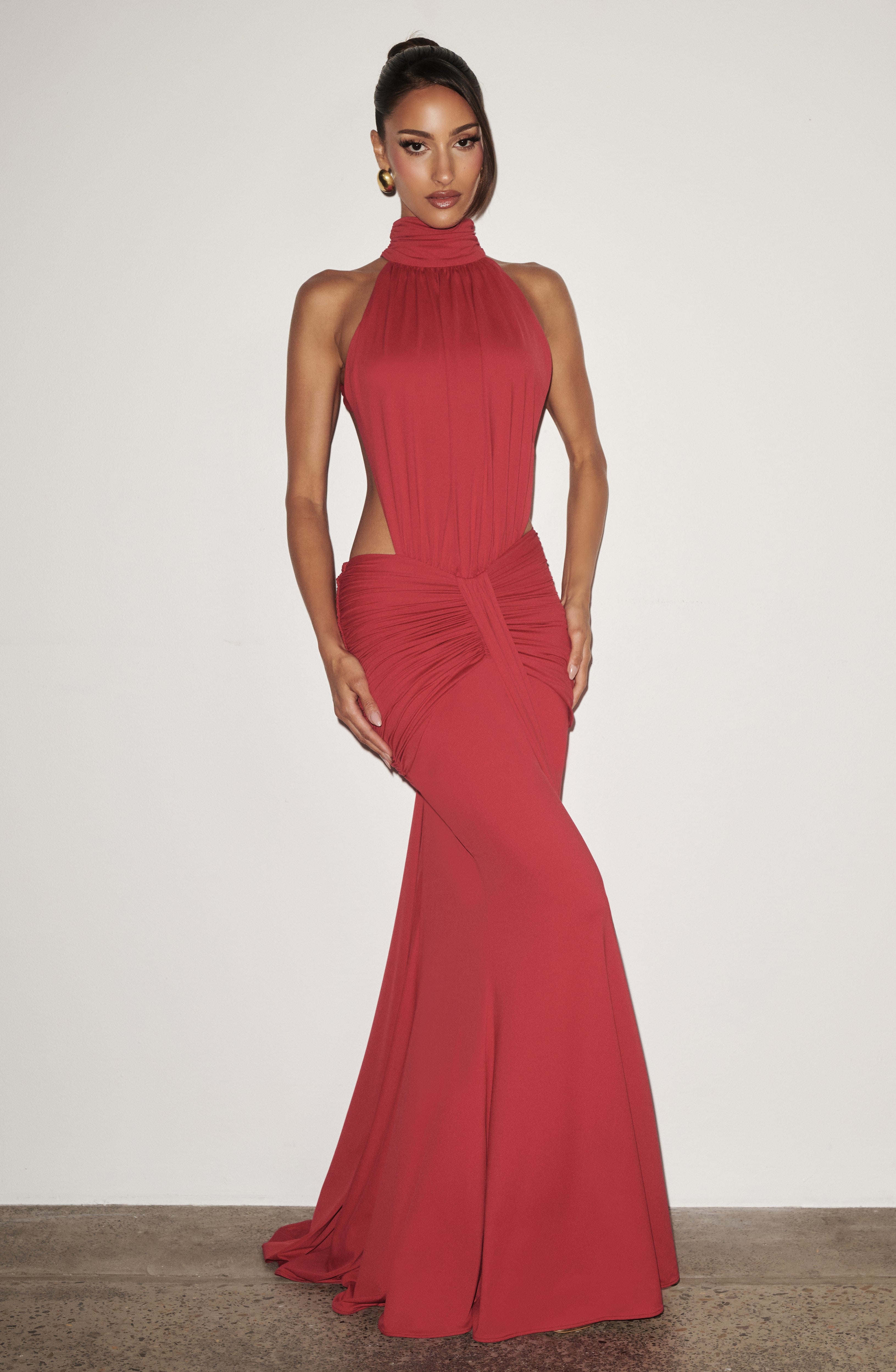 Abito maxi Josephine collo alto rosso Bella di Roma – vista laterale