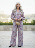 Completo due pezzi in fantasia paisley lilla con camicia e pantaloni a gamba larga