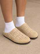 Sabot slip-on forati donna color beige | Bella di Roma