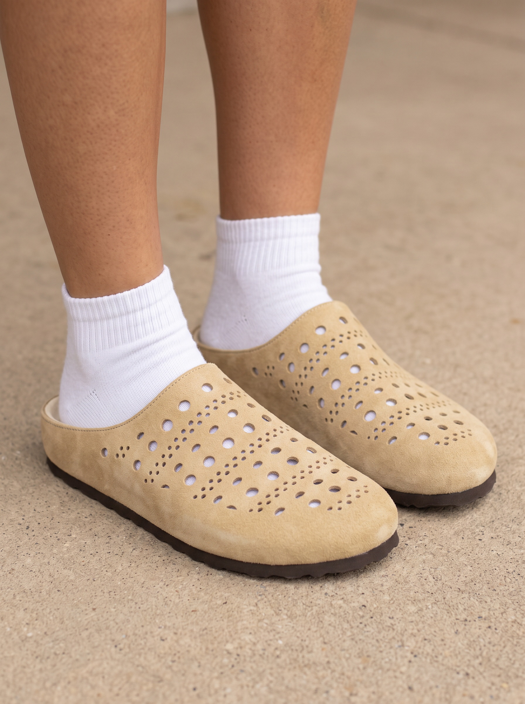 Sabot slip-on forati donna color beige | Bella di Roma